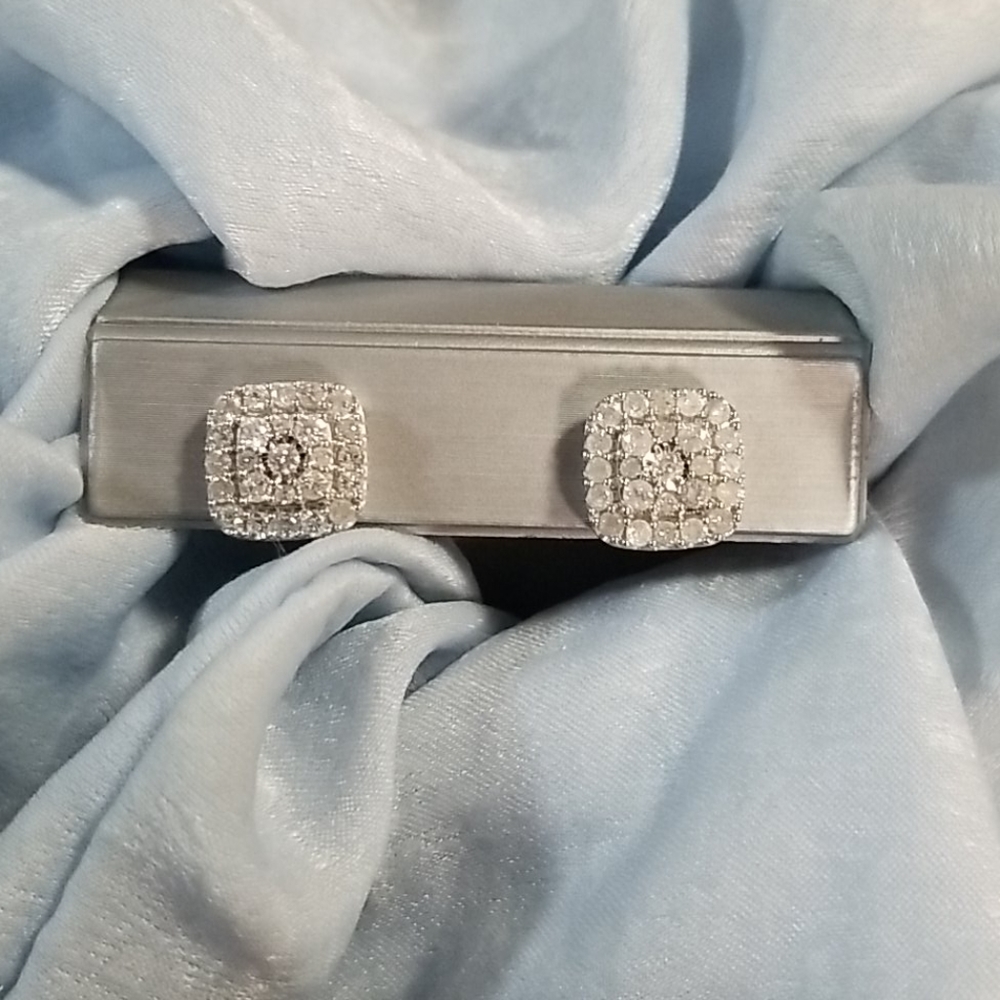 1 CT T.W. Diamond earrings in Sterling Silver